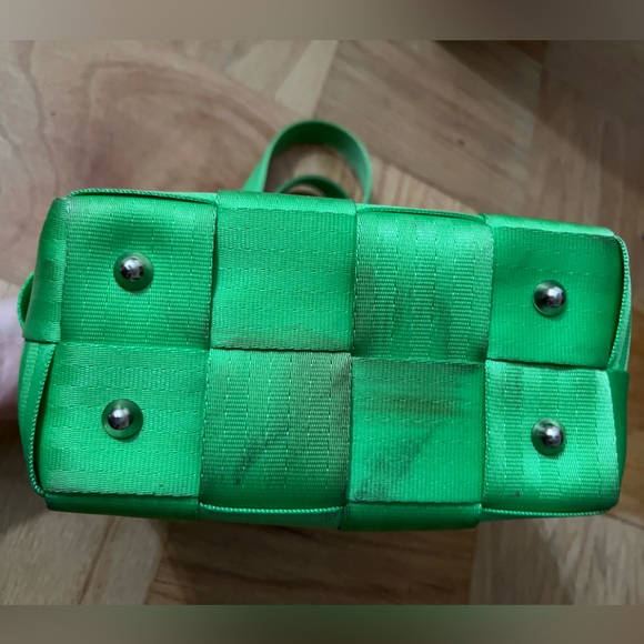 Harvey’s Green Seatbelt Bag - Picture 5 of 14